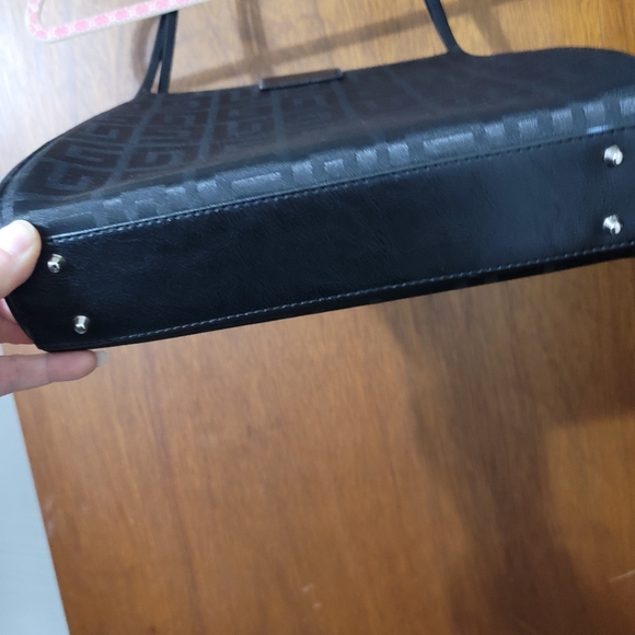 NWOT.  Guess vintage black with G logo exterior handbag. (577) - Picture 6 of 7
